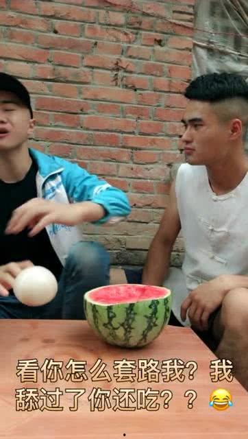 让朋友吃瓜搞笑视频,笑到肚子疼