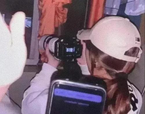 大学教室情侣吃瓜,情侣吃瓜引发的温馨瞬间