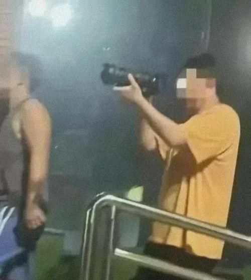 大学教室情侣吃瓜,情侣吃瓜引发的温馨瞬间