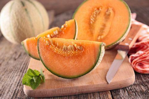 孕妇梦见给母鸡吃哈密瓜,母鸡与哈密瓜的奇妙寓意