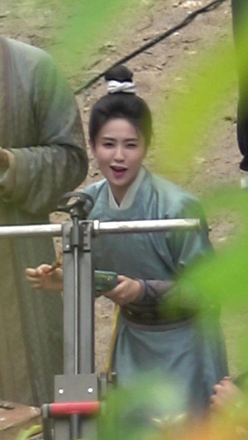 白鹿拍戏吃瓜,揭秘娱乐圈幕后故事