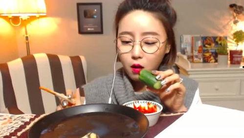 美女吃麻辣海瓜酱