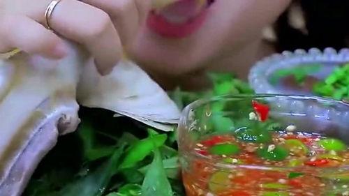 美女吃麻辣海瓜酱