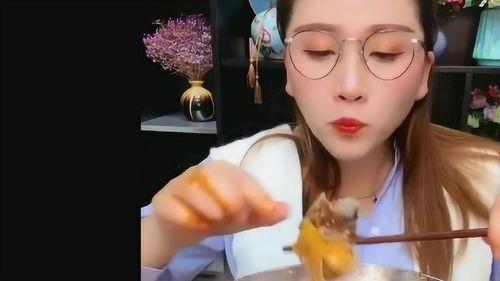 美女吃麻辣海瓜酱