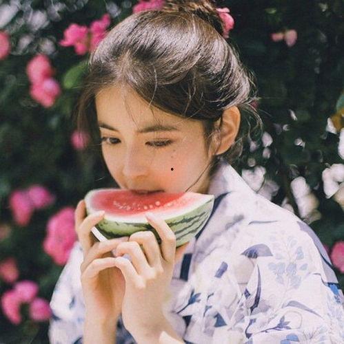 短发吃瓜头像女,时尚与个性的完美融合